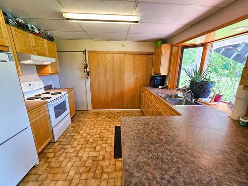 1392 Relkoff Road, Castlegar, BC - Indoor Photo Showing Kitchen With Double Sink