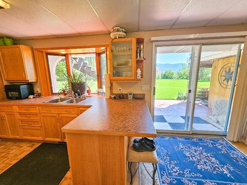 1392 Relkoff Road, Castlegar, BC - Indoor Photo Showing Kitchen With Double Sink