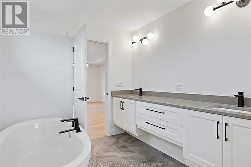 569 Orchards Crescent, Windsor, ON - Indoor Photo Showing Bathroom