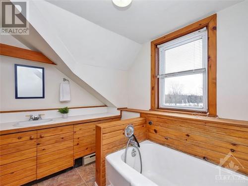 3pc bath with tub - 841 Old Union Hall Road, Almonte, ON - Indoor Photo Showing Bathroom