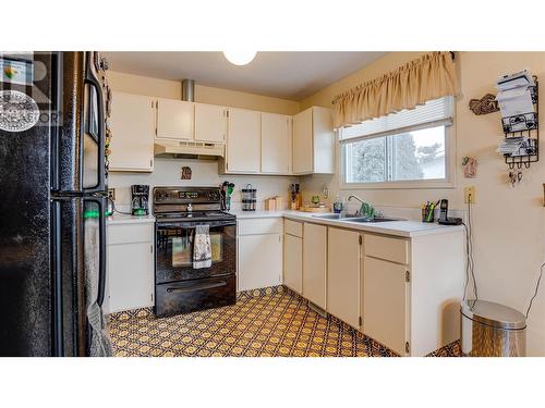 4216 16 Avenue, Vernon, BC - Indoor Photo Showing Kitchen With Double Sink