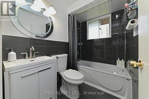 98 Riverdale Drive, Hamilton, ON - Indoor Photo Showing Bathroom