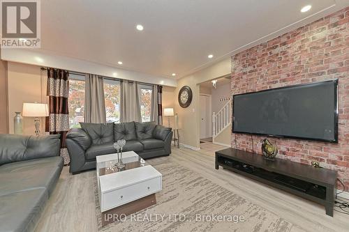 98 Riverdale Drive, Hamilton, ON - Indoor Photo Showing Living Room