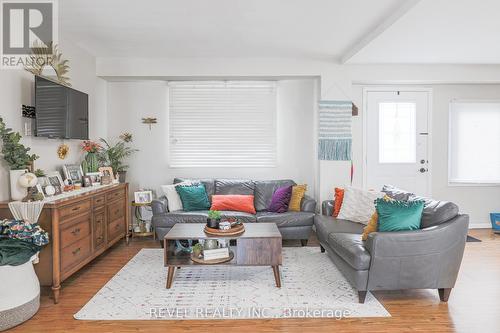 1 Elaine Drive, Kawartha Lakes, ON - Indoor Photo Showing Living Room