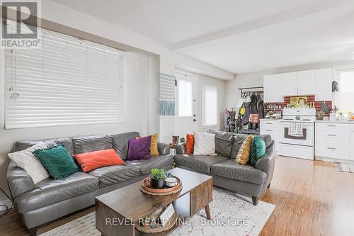 1 Elaine Dr, Kawartha Lakes, ON - Indoor Photo Showing Living Room