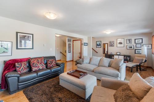 750 Redstone Drive, Rossland, BC - Indoor Photo Showing Living Room