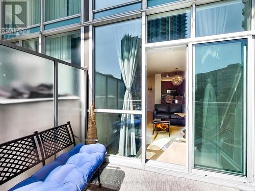 #712 -220 Burnhamthorpe Rd W, Mississauga, ON -  With Balcony With Exterior