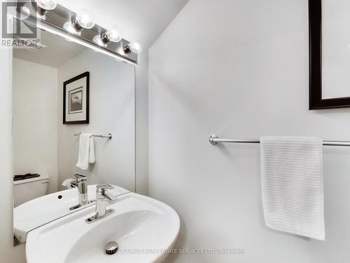 712 - 220 Burnhamthorpe Road W, Mississauga, ON - Indoor Photo Showing Bathroom