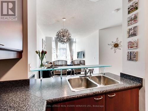 #712 -220 Burnhamthorpe Rd W, Mississauga, ON - Indoor Photo Showing Kitchen With Double Sink