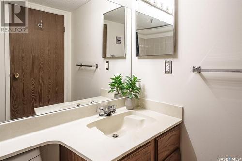 202 510 5Th Avenue N, Saskatoon, SK - Indoor Photo Showing Bathroom