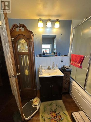 42 Sinclair St, Belleville, ON - Indoor Photo Showing Bathroom