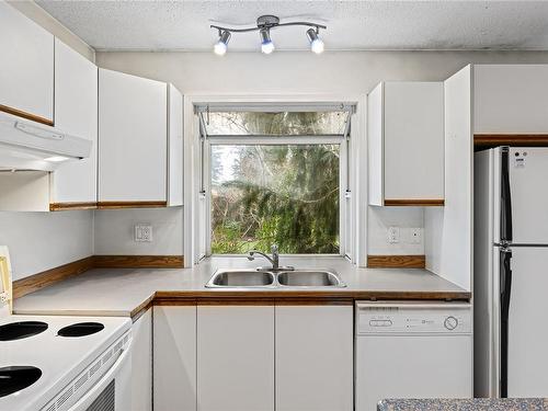6988 Lancewood Ave, Lantzville, BC - Indoor Photo Showing Kitchen With Double Sink