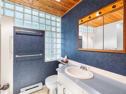6988 Lancewood Ave, Lantzville, BC - Indoor Photo Showing Bathroom