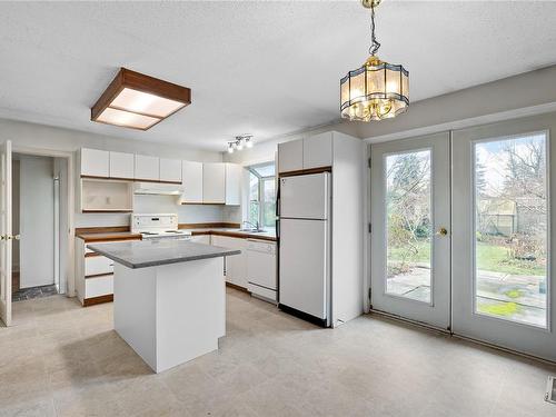 6988 Lancewood Ave, Lantzville, BC - Indoor Photo Showing Kitchen
