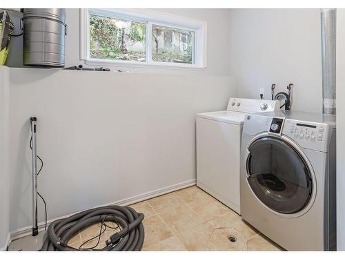 1-1129A 2Nd Ave, Ladysmith, BC - Indoor Photo Showing Laundry Room