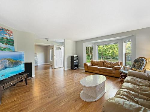 4974 Cotton Rd, Courtenay, BC - Indoor Photo Showing Living Room