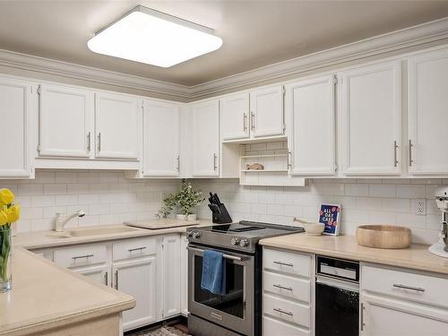 201-640 Montreal St, Victoria, BC - Indoor Photo Showing Kitchen