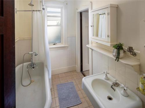 320 Linden Ave, Victoria, BC - Indoor Photo Showing Bathroom