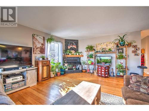 813 Regent Avenue, Enderby, BC - Indoor With Fireplace