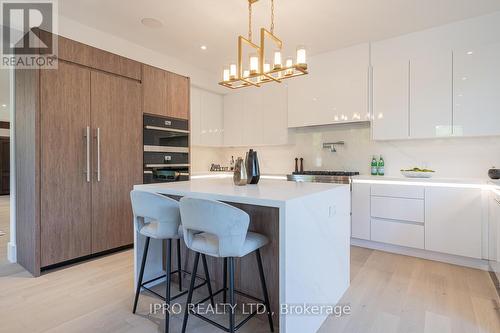 38 Mark Street, Aurora, ON - Indoor Photo Showing Kitchen With Upgraded Kitchen