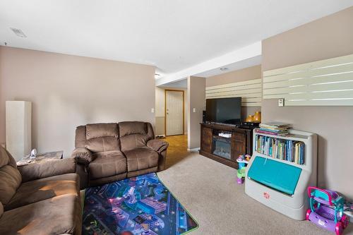 144 Chase Rd, Christina Lake, BC - Indoor Photo Showing Living Room