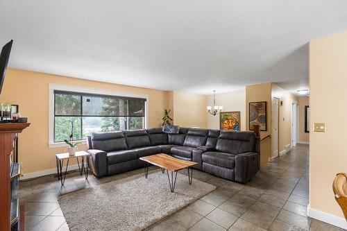 144 Chase Rd, Christina Lake, BC - Indoor Photo Showing Living Room
