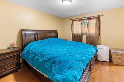 144 Chase Rd, Christina Lake, BC - Indoor Photo Showing Bedroom