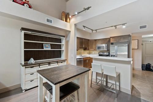 306 - 5570 Broadwater Rd, Robson, BC - Indoor Photo Showing Kitchen