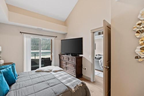 306 - 5570 Broadwater Rd, Robson, BC - Indoor Photo Showing Bedroom