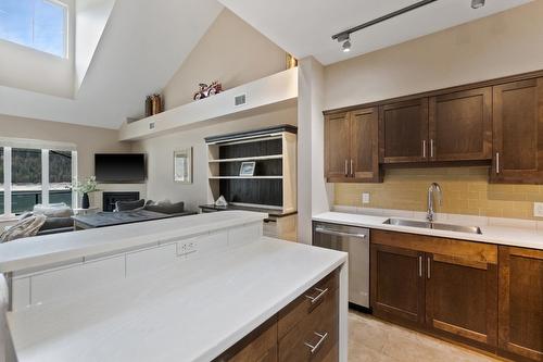 306 - 5570 Broadwater Rd, Robson, BC - Indoor Photo Showing Kitchen With Double Sink