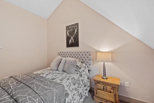 306 - 5570 Broadwater Rd, Robson, BC - Indoor Photo Showing Bedroom