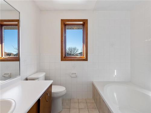 46 Benvenuto Crescent, Hamilton, ON - Indoor Photo Showing Bathroom