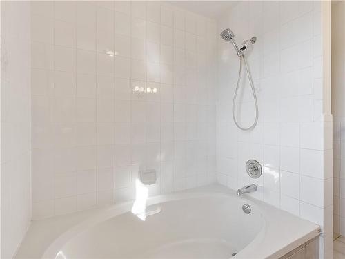46 Benvenuto Crescent, Hamilton, ON - Indoor Photo Showing Bathroom