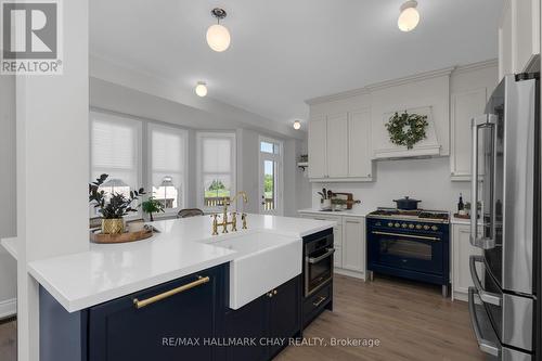 43 Wellington St E, Clearview, ON - Indoor Photo Showing Kitchen With Upgraded Kitchen