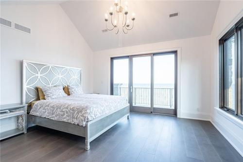 1250 Lakeshore Road W, St. Catharines, ON - Indoor Photo Showing Bedroom