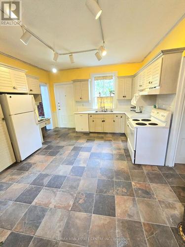 340 Dundas Street E, Hamilton, ON - Indoor Photo Showing Kitchen