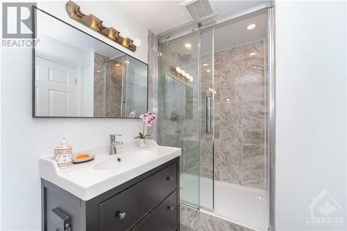 1018 Bayview Drive, Ottawa, ON - Indoor Photo Showing Bathroom