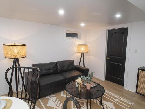 137 Glendale Crescent, Thunder Bay, ON - Indoor Photo Showing Living Room