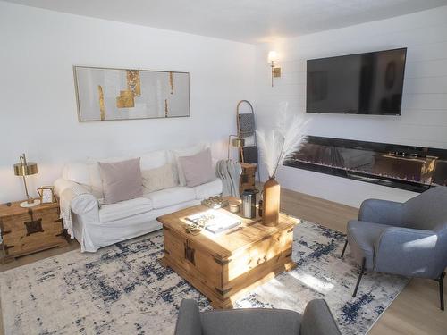 137 Glendale Crescent, Thunder Bay, ON - Indoor Photo Showing Living Room