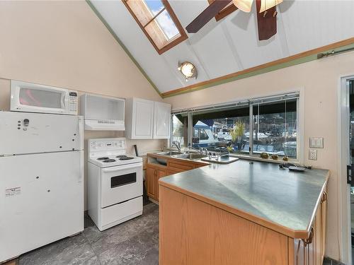 7-1745 Cowichan Bay Rd, Cowichan Bay, BC - Indoor Photo Showing Kitchen