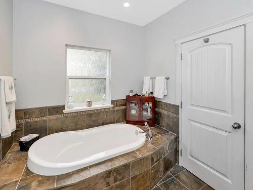 2548 Kinnoull Cres, Mill Bay, BC - Indoor Photo Showing Bathroom