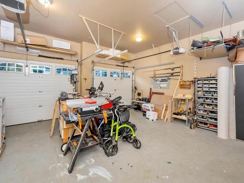 2548 Kinnoull Cres, Mill Bay, BC - Indoor Photo Showing Garage