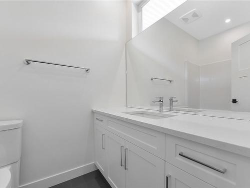 331 Pine St, Nanaimo, BC - Indoor Photo Showing Bathroom