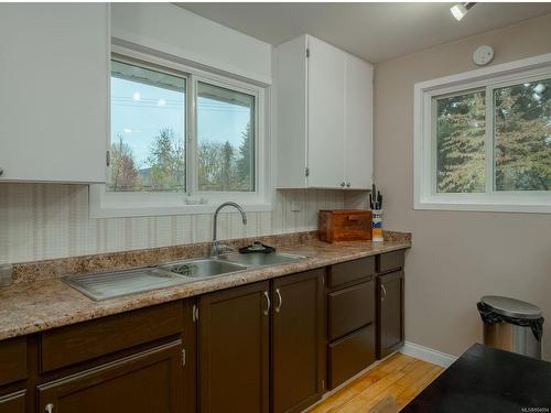 2381 Weeks Rd, Nanoose Bay, BC - Indoor Photo Showing Kitchen With Double Sink
