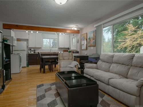 2381 Weeks Rd, Nanoose Bay, BC - Indoor Photo Showing Living Room