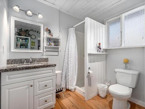 332 Tingley Street, Ashcroft, BC - Indoor Photo Showing Bathroom