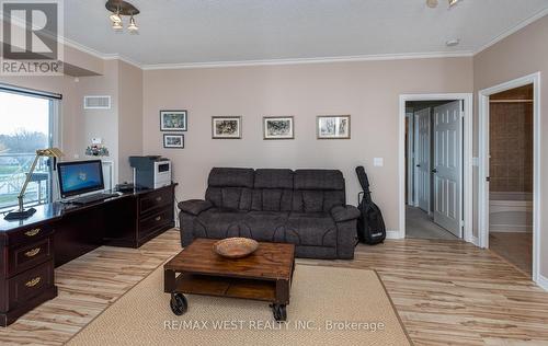 #313 -354 Atherley Rd, Orillia, ON - Indoor Photo Showing Living Room