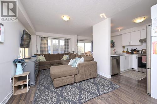 100 Knight St, New Tecumseth, ON - Indoor Photo Showing Living Room