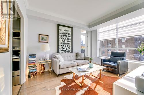 #406 -2 Edith Dr, Toronto, ON - Indoor Photo Showing Living Room