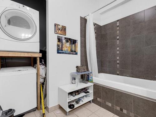 Salle de bains - 303-4270 Av. Papineau, Montréal (Le Plateau-Mont-Royal), QC - Indoor Photo Showing Laundry Room